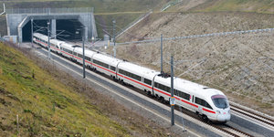 Ein ICE der Deutschen Bahn fährt aus einem Tunnel raus