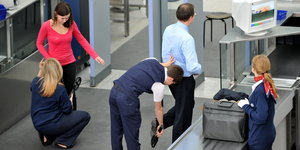 Luftsicherheitsbeauftragte kontrollieren Fluggäste