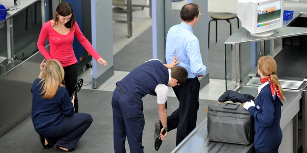 Luftsicherheitsbeauftragte kontrollieren Fluggäste