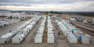 viele Container nebeneinander in Reihen