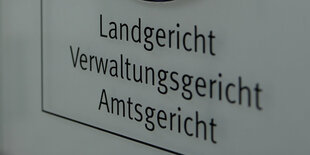 Aus einem Schild steht Landgericht, Verwaltungsgericht, Amtsgericht