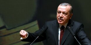 Erdoğan steht an einem Pult