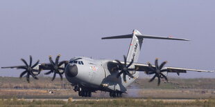 ein großes Transportflugzeug bei der Landung