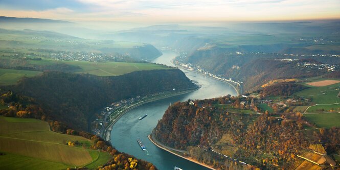 Fernblick auf ein geschwungenes Flusstal