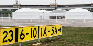 provisorische Hallen vor den Hangars des ehemaligen Flughafen Tempelhof