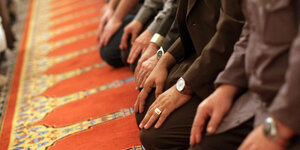 Beim Gebet: gläubige Muslime