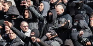 schwarzgekleidete und teilweise vermummte Demonstranten