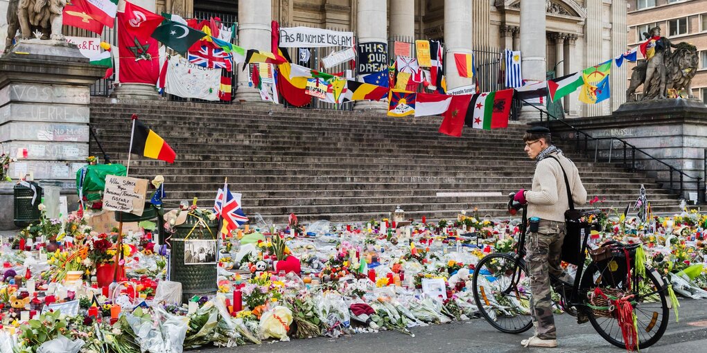 Der mit Blumen geschmückte Börsenplatz in Brüssel