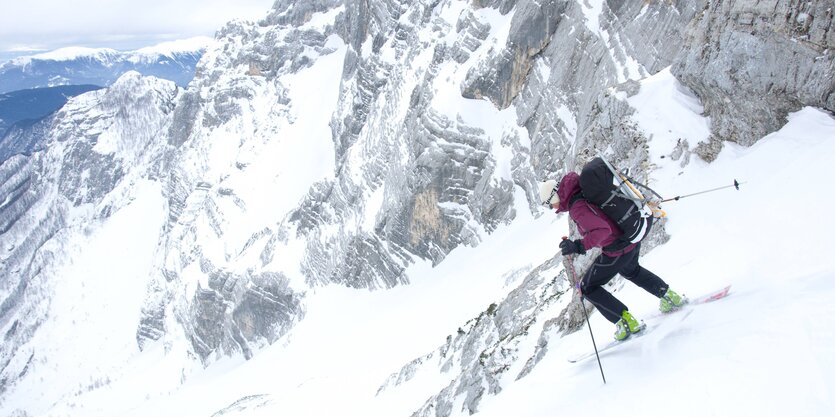 Skifahrer an an einem Berghang