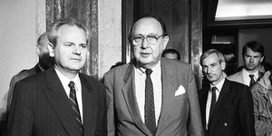 Slobodan Milosevic und Hans-Dietrich Genscher stehen nebeneinander
