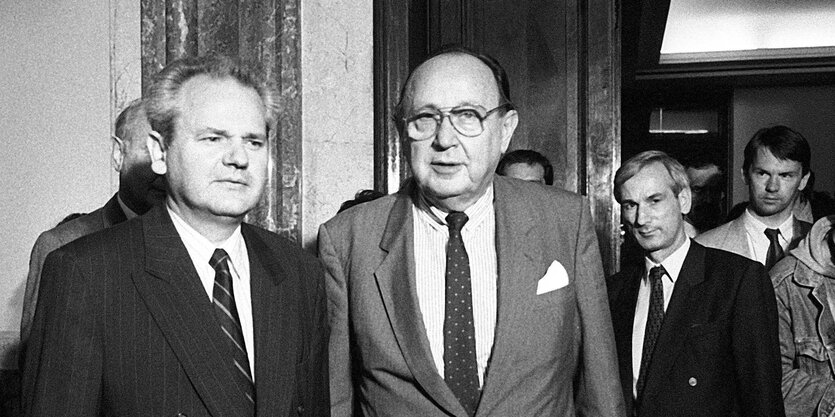 Slobodan Milosevic und Hans-Dietrich Genscher stehen nebeneinander