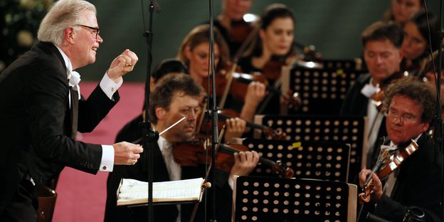 Ein Dirigent mit Orchester