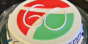 Eine Torte auf der zwei rote und ein grünes Drittel eines Kreises als Verziehrung liegen, darauf die Zahl 60. Am Rand steht „Alles Gute Deine SPD“