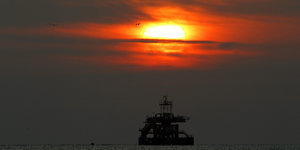 Ölplattform im Meer vor Sonneuntergang
