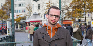 Armin Langer blickt in die Kamera, hinter ihm ein U-Bahneingang
