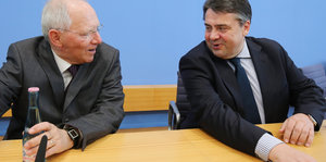 Wolfgang Schäuble und Sigmar Gabriel sitzen an einem Tisch