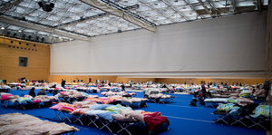 Turnhalle in Berlin-Charlottenburg mit einfachen Feldbetten als Flüchtlingsunterkunft hergerichtet