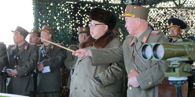 Kim Jong Un mit Militärs