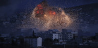 Explosion über einer Stadt bei Nacht
