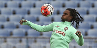 Der Fußballer Renato Sanches mit Ball