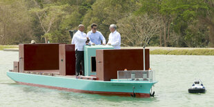 Drei Männer auf einem seltsamen Schiff