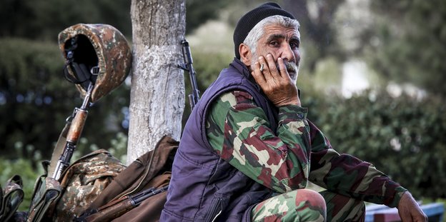 Ein Armenier wartet in Askeran auf seinen Einsatz als freiwilliger Kämpfer in Berg-Karabach.