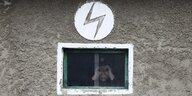 Ein nordkoreanischer Soldat beobachtet aus einem Wachturm.