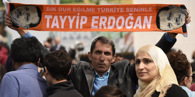 Ein Fan von Erdogan hält einen Schal mit dessen Konterfei