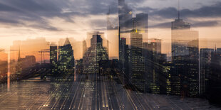 Mehrfachbelichtung der Skyline von Frankfurt in der Abenddämmerung