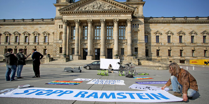 Demonstranten vor einem Gerichtsgebäude