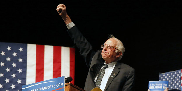 Bernie Sanders steht am Rednerpult und reckt eine Faust in die Luft