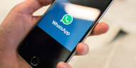 Auf dem Display eines Smartphones ist das WhatsApp-Symbol zu sehen