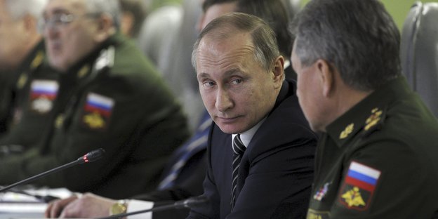 Wladimir Putin mit Generälen