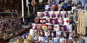 Tassen stehen in einem Laden aufgebaut, auf ihnen Fotos von Putin, Assad und Hisbollah-Führer Hassan Nassrallah