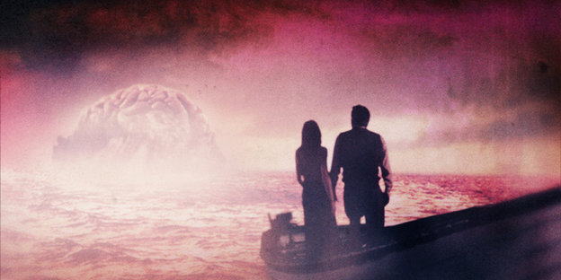 Die Silhouette eines Mannes und einer Frau, die von einem Boot aus dabei zu sehen, wie sich vor ihnen ein überdimensioniertes Gehirn aus dem Wasser erhebt