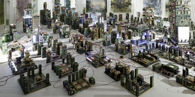 Eine Modellstadt aus Computerbauteilen.