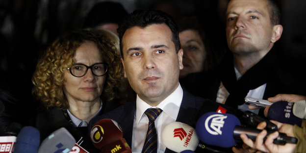 Menschen, darunter Zoran Zaev, vor Mikrofonen