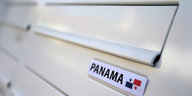 Briefkasten mit Schriftzug "Panama" mit einer panamaischen Flagge
