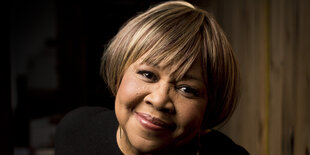 Mavis Staples lächelt in die Kamera