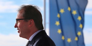 Ein Mann, Alexander Dobrindt, im Profil vor einer Europafahne