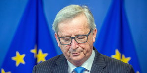 Jean-Claude Juncker mit gesenktem Kopf und geschlossenen Augen