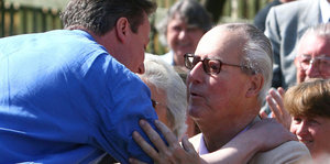 David Cameron umarmt seinen Vater Ian Cameron