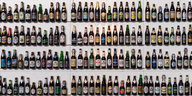 Dutzende unterschiedliche Bierflasche stehen in einem Regal