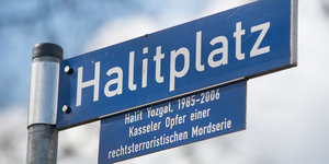 Ein Straßenschild trägt die Aufschrift „Halitplatz“