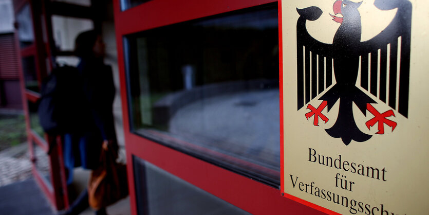 Ein Schild trägt die Aufschrift „Bundesamt für Verfassungsschutz“ und einen schwarzen Bundesadler