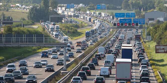 Eine mehrspurige Autobahn mit viel Verkehr