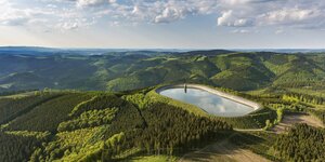 Das Pumpspeicherkraftwerk Rönkhausen in idylischer Berglandschaft