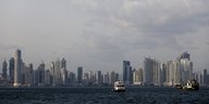 Die Hochhaussilhouette von Panama City vom Meer aus gesehen