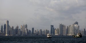 Die Hochhaussilhouette von Panama City vom Meer aus gesehen