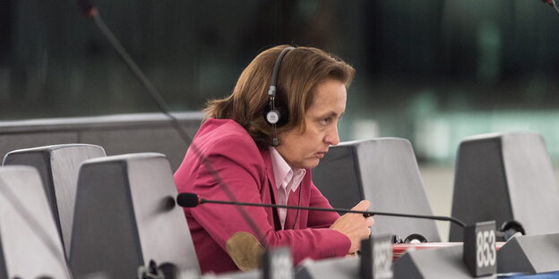 Eine Frau mit Kopfhörern, es ist Beatrix von Storch, im Europaparlament.